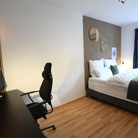 Modernes App Mit 2 Kingsize Betten Und Arbeitsplatz דירה *
