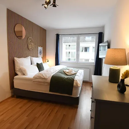 Modernes App Mit 2 Kingsize Betten Und Arbeitsplatz *