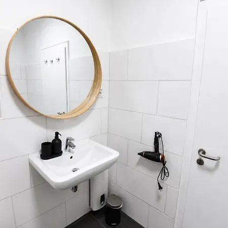 Modernes App Mit 2 Kingsize Betten Und Arbeitsplatz * אסן
