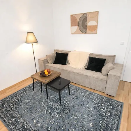 Modernes App Mit 2 Kingsize Betten Und Arbeitsplatz דירה