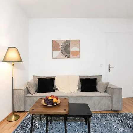 Modernes App Mit 2 Kingsize Betten Und Arbeitsplatz דירה