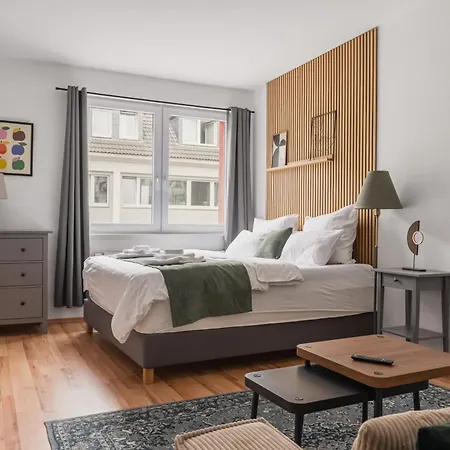 Modernes App Mit 2 Kingsize Betten Und Arbeitsplatz Essen