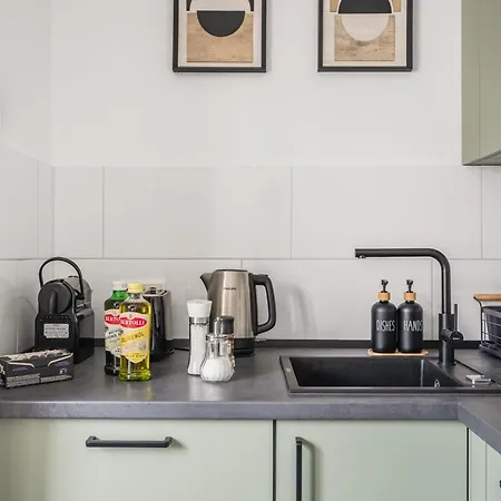 Modernes App Mit 2 Kingsize Betten Und Arbeitsplatz Apartment Essen
